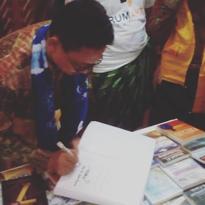 Menulis Buku Pertama Menulis Buku Pertama